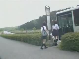 Japonské mladý žena a maniak v autobus klip