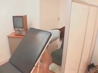 الآسيوية المريض مهبل افتتح مع منظار في ال الدكتور.