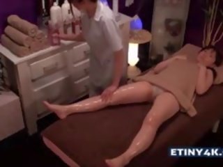 Dva first-rate asijské holky na masáž studio