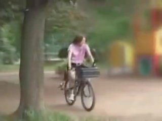 Japonez fiică masturbated în timp ce calarind o specially modified sex clamă bike!