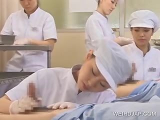 Японки медицинска сестра показно изпразване навън на похотлив кур