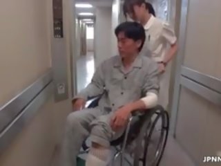 Provocerend aziatisch verpleegster gaat gek
