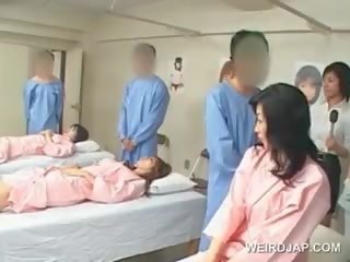 Aziatike brune i dashur goditjet me lesh bosht në the spital