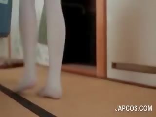 Azjatyckie nastolatka pokojówka sprawka the czyszczenie movs tyłek pod spódniczkę