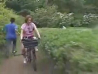 Японська любитель masturbated в той час як скаче a specially modified для дорослих фільм bike!
